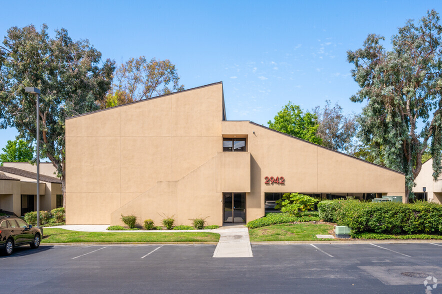 2942 Daimler St, Santa Ana, CA for lease - Building Photo - Image 2 of 16