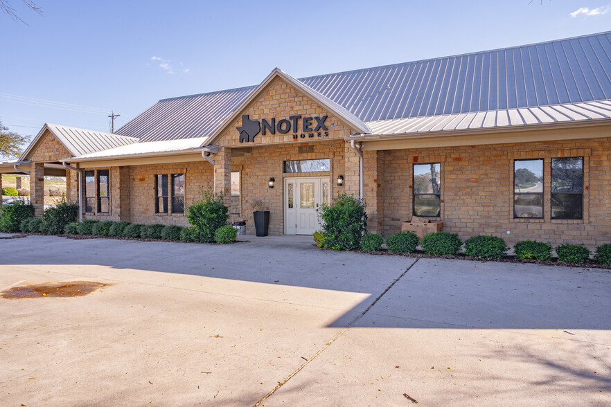 327 N Denton St, Weatherford, TX for lease - Building Photo - Image 1 of 19