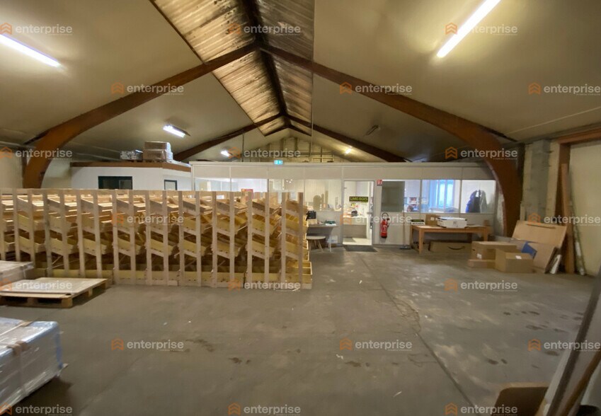 Flex in Comines for lease - Interior Photo - Image 2 of 6