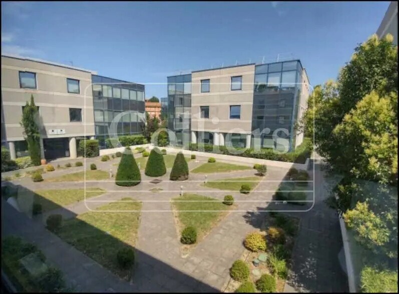 Office in Aix-en-Provence for lease - Building Photo - Image 1 of 7