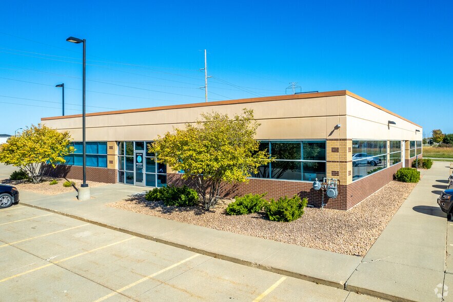5530 W Parkway, Johnston, IA for sale - Primary Photo - Image 1 of 1