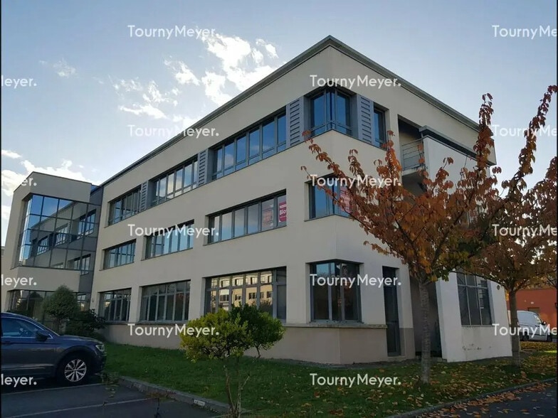 Office in Saint-Grégoire for lease - Building Photo - Image 2 of 6