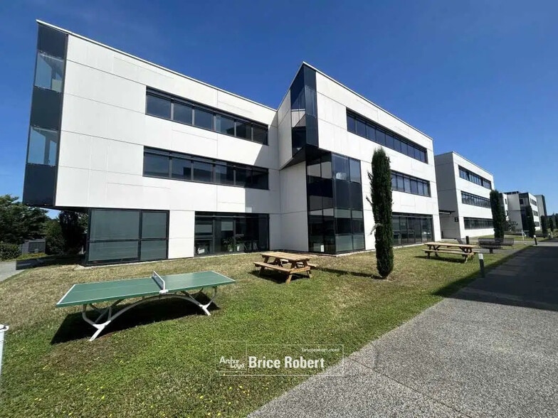 Office in Saint-Priest for lease - Building Photo - Image 1 of 37