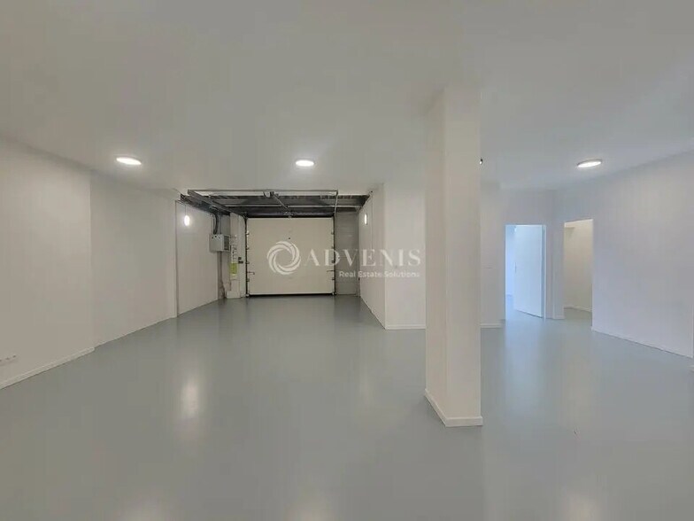 Flex in Villeneuve-la-Garenne for lease - Interior Photo - Image 1 of 7