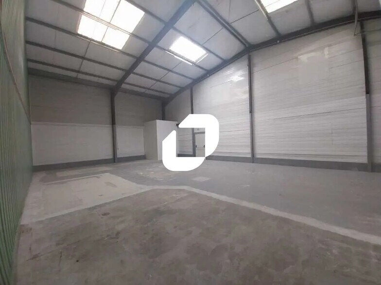 Flex in Magny-en-Vexin for lease - Interior Photo - Image 1 of 16