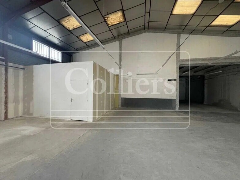 Flex in Aubagne for lease - Interior Photo - Image 3 of 6