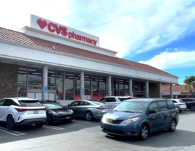 Encino Oaks Shopping Center portfolio of 3 properties for sale on LoopNet.com - Building Photo - Image 2 of 6