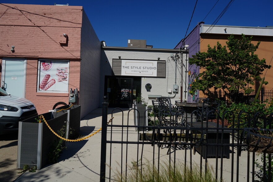 145 W 9 Mile Rd, Ferndale, MI for sale - Building Photo - Image 2 of 6