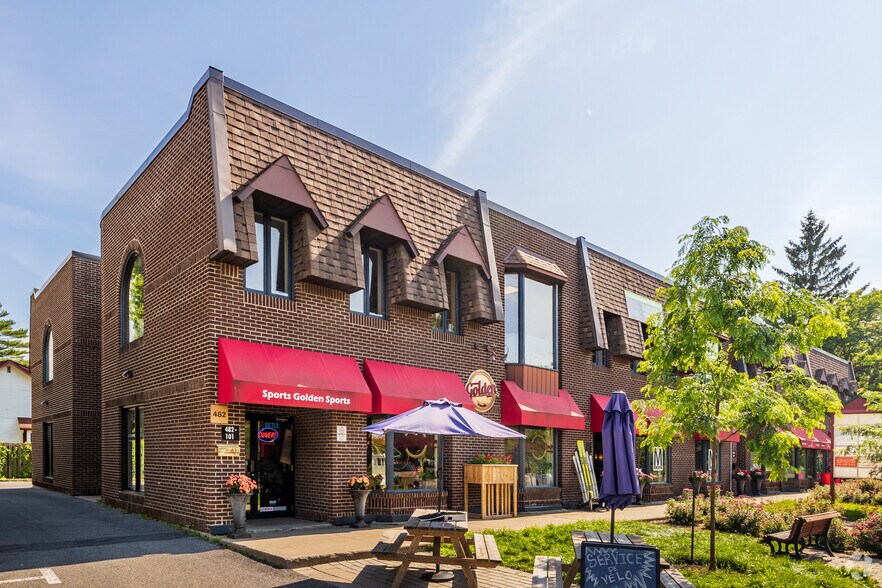 484 Boul Beaconsfield, Beaconsfield, QC H9W 4X3 Place Beaconsfield