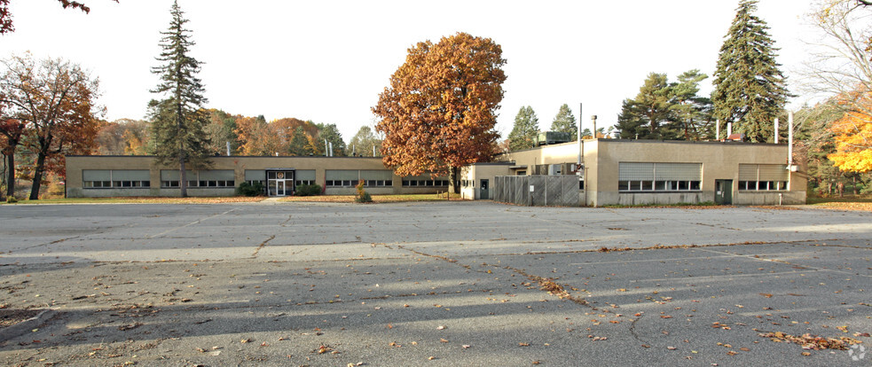 40 Optical Dr, Southbridge, MA for lease - Primary Photo - Image 1 of 2