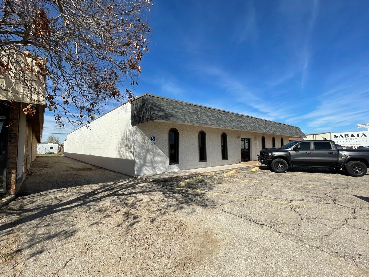 3412 W Wall St, Midland, TX 79701 Standalone Office Building with Bay Door