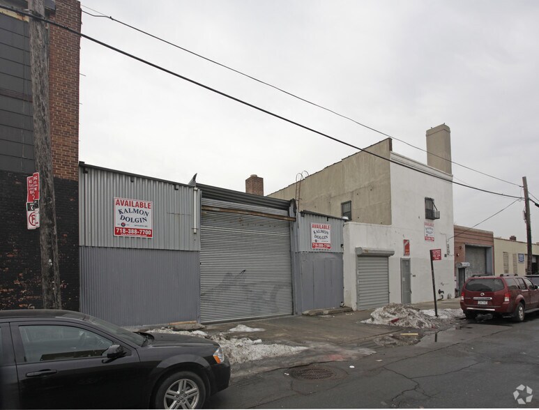 208 Dupont St, Brooklyn, NY for sale - Primary Photo - Image 1 of 1