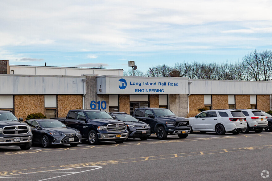 610 Hicksville Rd, Bethpage, NY for lease - Primary Photo - Image 1 of 5