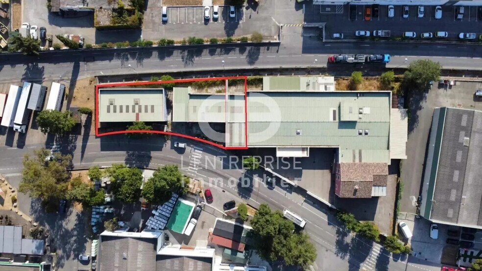 Industrial in Carros for lease - Building Photo - Image 1 of 10