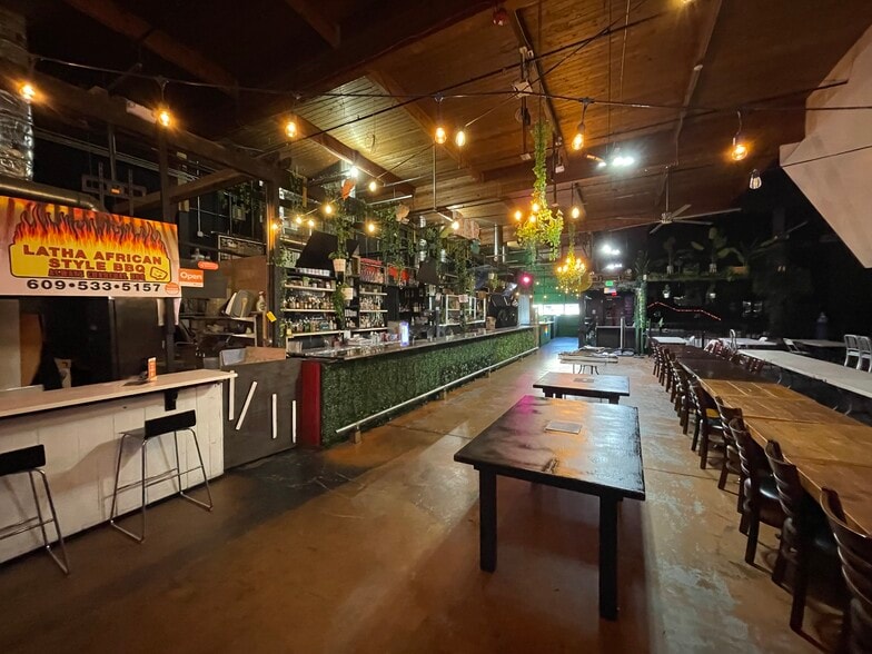 722 SE 10th Ave, Portland, OR for sale - Interior Photo - Image 2 of 6