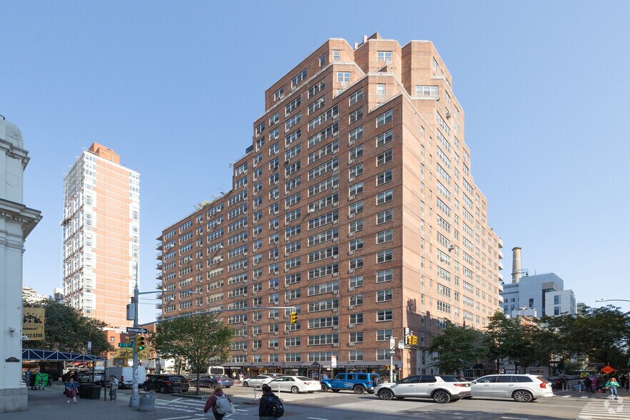 401 E 74th St, New York, NY for lease - Primary Photo - Image 1 of 21