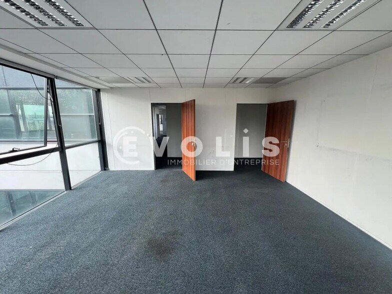 Office in Chelles for lease - Interior Photo - Image 2 of 10