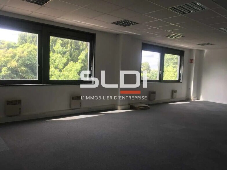 Office in Saint-Quentin-Fallavier for lease - Interior Photo - Image 3 of 7