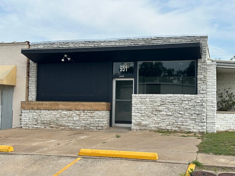 921 W Maple Ave, Duncan, OK for lease - Building Photo - Image 1 of 13