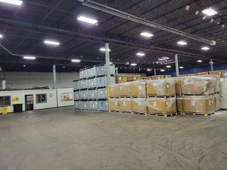 820 Flora Ave, Akron, OH for lease - Interior Photo - Image 2 of 4