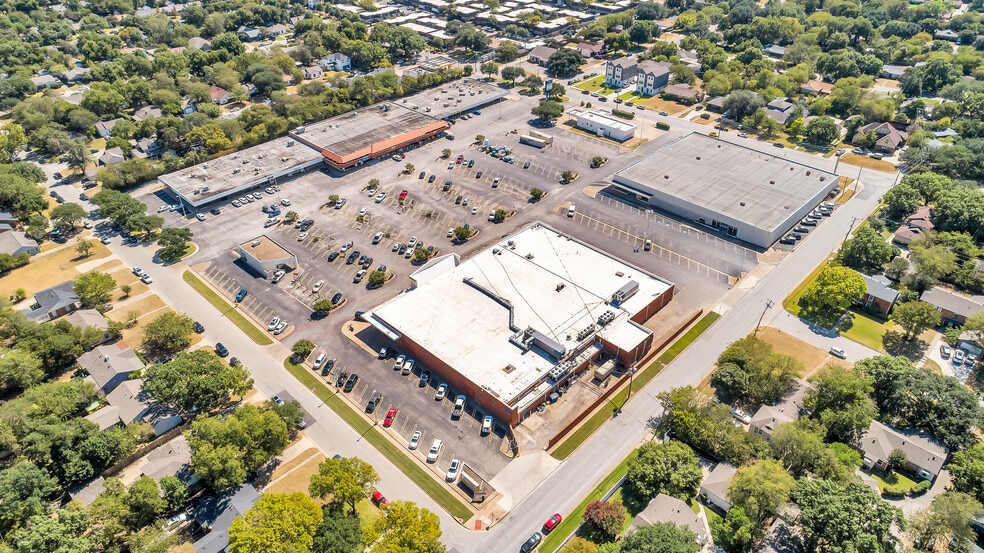 3511-3563 S Hills Ave, Fort Worth, TX for lease - Building Photo - Image 2 of 10