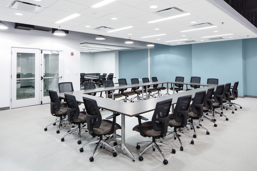 12001 Sunrise Valley Dr, Reston, VA for lease - Interior Photo - Image 3 of 6