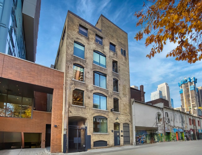 18 Gloucester Ln, Toronto, ON for sale - Primary Photo - Image 1 of 11