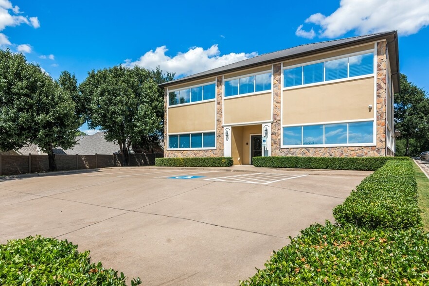 1812 Cindy Ln, Bedford, TX for sale - Building Photo - Image 3 of 9