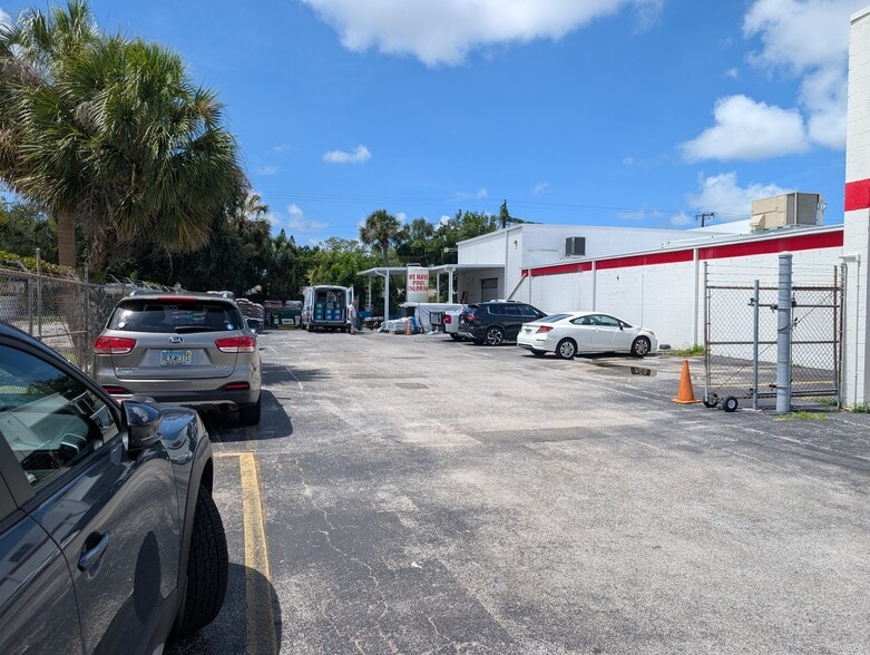 3170 Bee Ridge Rd, Sarasota, FL for sale - Building Photo - Image 2 of 5