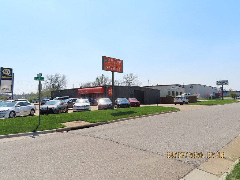 101 SW 32nd Ter, Topeka, KS for sale - Primary Photo - Image 1 of 1