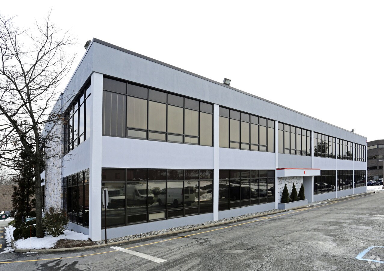 4 Forest Ave, Paramus, NJ 07652