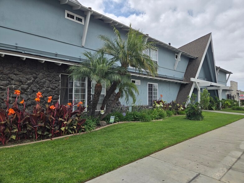 11560 Paramount Blvd, Downey, CA for sale - Building Photo - Image 1 of 15