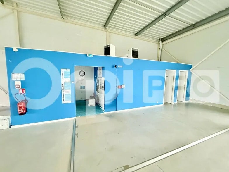 Retail in GONFREVILLE-L'ORCHER for lease - Interior Photo - Image 3 of 6