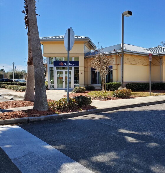 9701 Commercial Way, Weeki Wachee, FL for sale - Primary Photo - Image 1 of 1