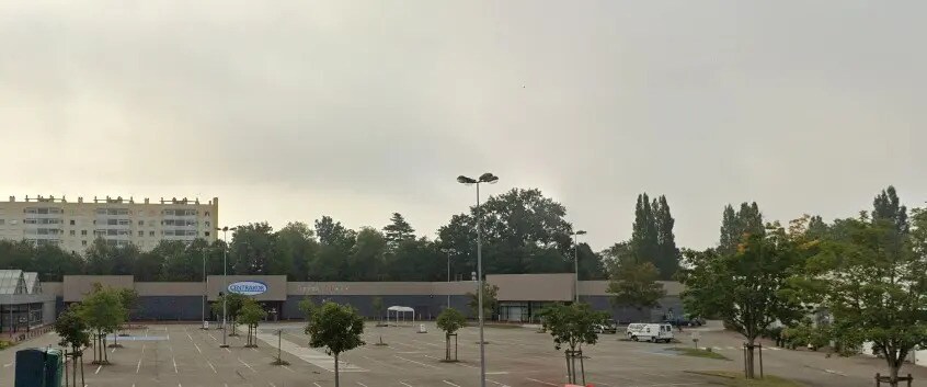 Retail in Nogent-le-Rotrou for lease Building Photo- Image 1 of 3