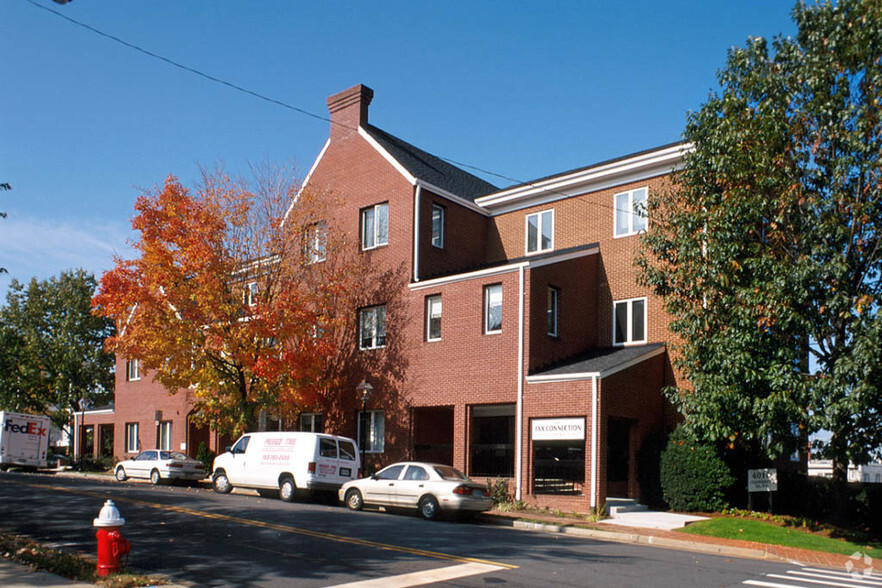 4010 University Dr, Fairfax, VA for sale - Building Photo - Image 2 of 8