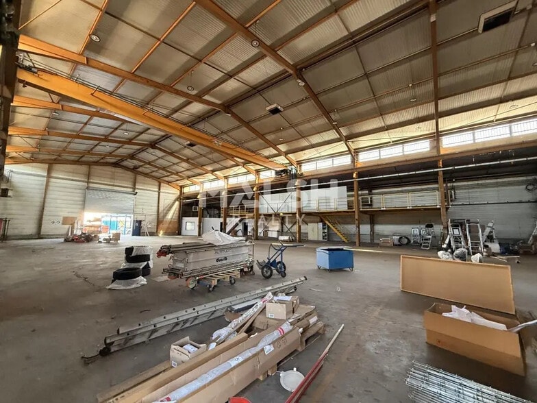 Office in Vaulx-en-Velin for lease - Building Photo - Image 3 of 16