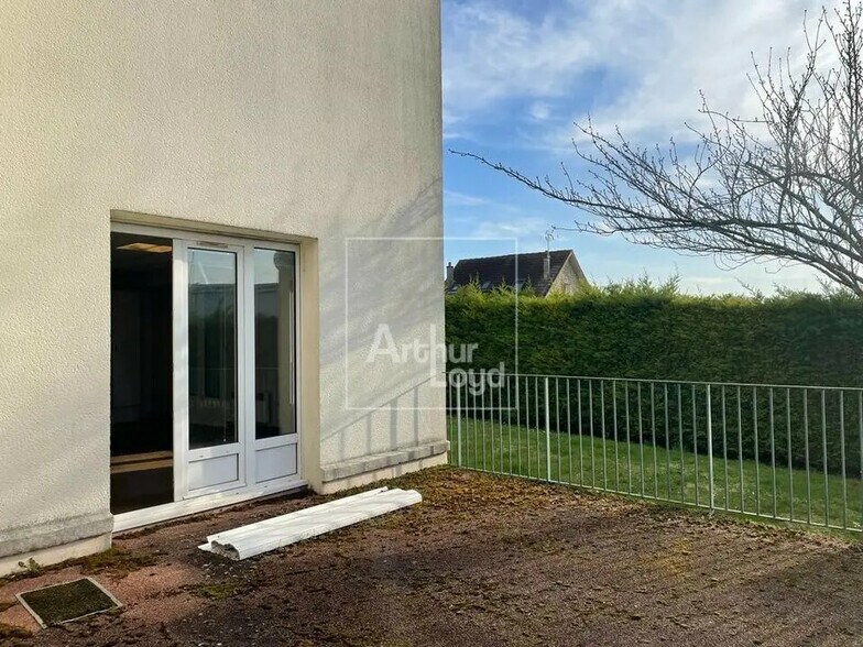 Office in Melun for lease - Building Photo - Image 3 of 3