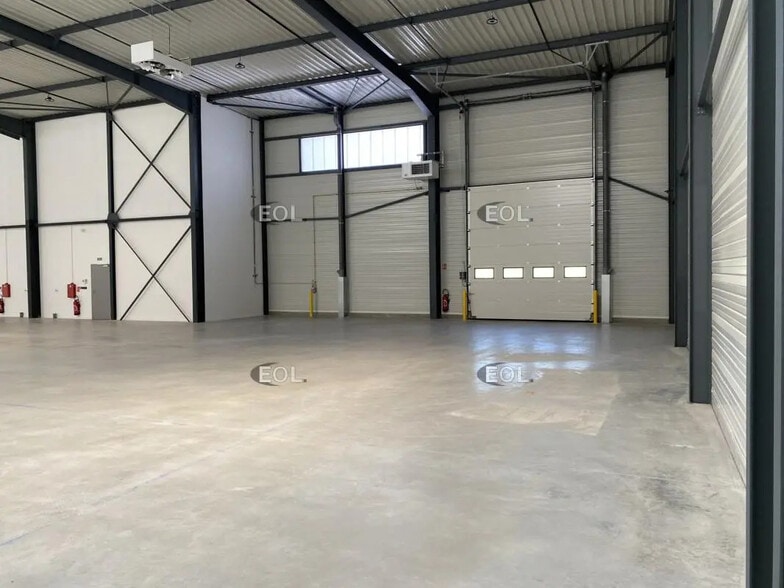 Flex in Saint-Priest for lease - Interior Photo - Image 3 of 14