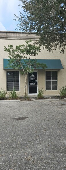 1076 Business Ln, Naples, FL for lease - Building Photo - Image 1 of 11