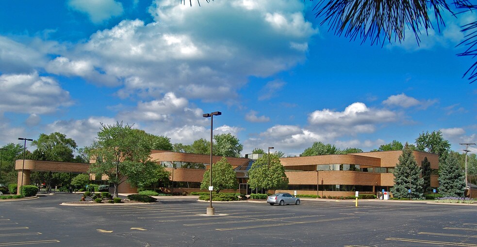 33300 5 Mile Rd, Livonia, MI for lease - Building Photo - Image 2 of 7