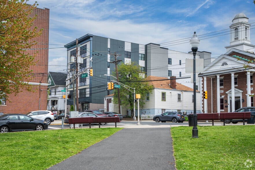 144 Bergen Ave, Jersey City, NJ for sale - Building Photo - Image 3 of 15