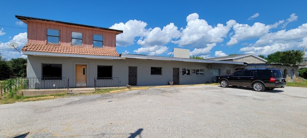 315 W Comal St, Pearsall, TX for sale - Building Photo - Image 1 of 1