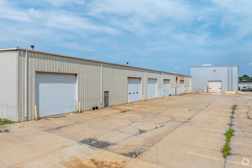 2975 Airline Cir, Waterloo, IA for lease - Building Photo - Image 3 of 6