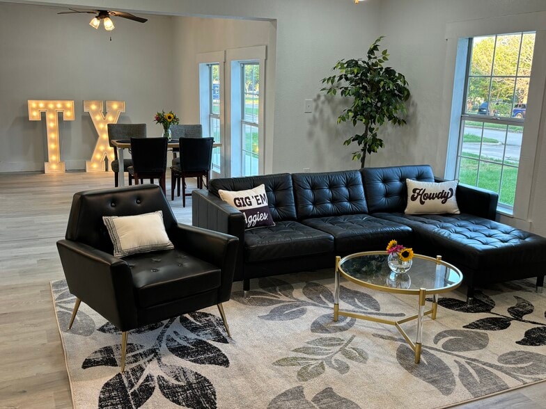 400 Oak St, Bryan, TX for lease - Building Photo - Image 2 of 38