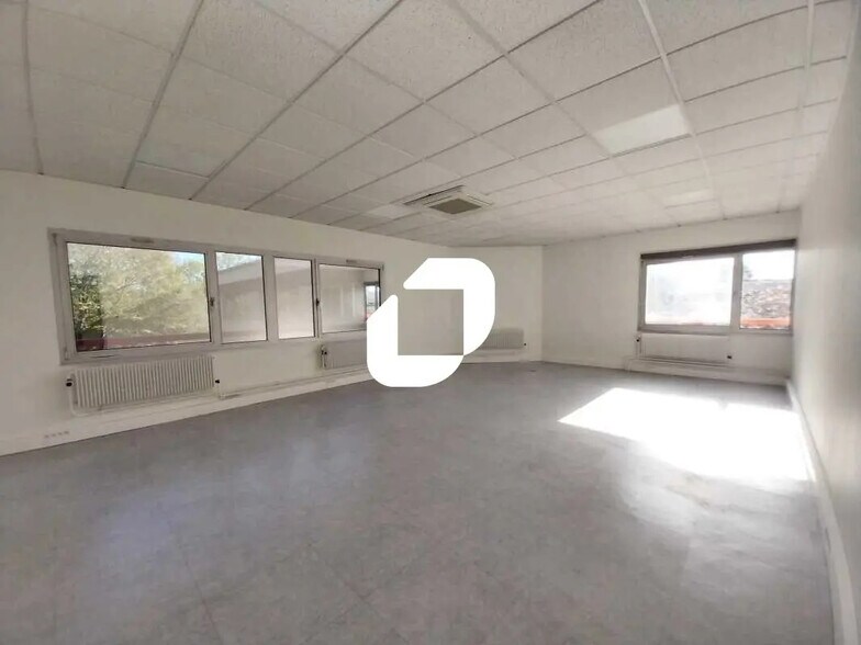 11 Avenue Jean D'Alembert, Trappes for lease - Interior Photo - Image 3 of 8