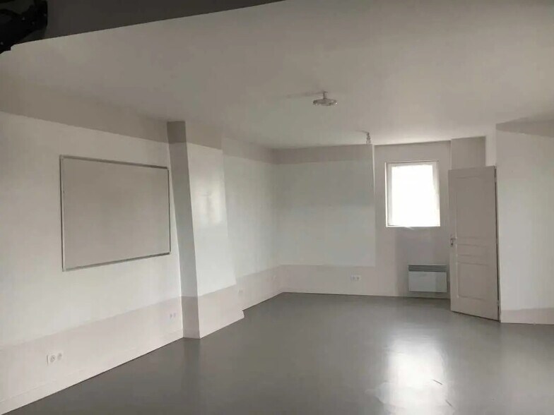 Office in Saint-Quentin for lease - Building Photo - Image 1 of 6