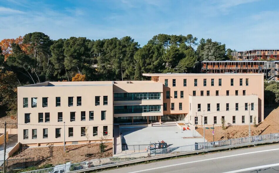 Office in Aix-en-Provence for lease - Building Photo - Image 1 of 16