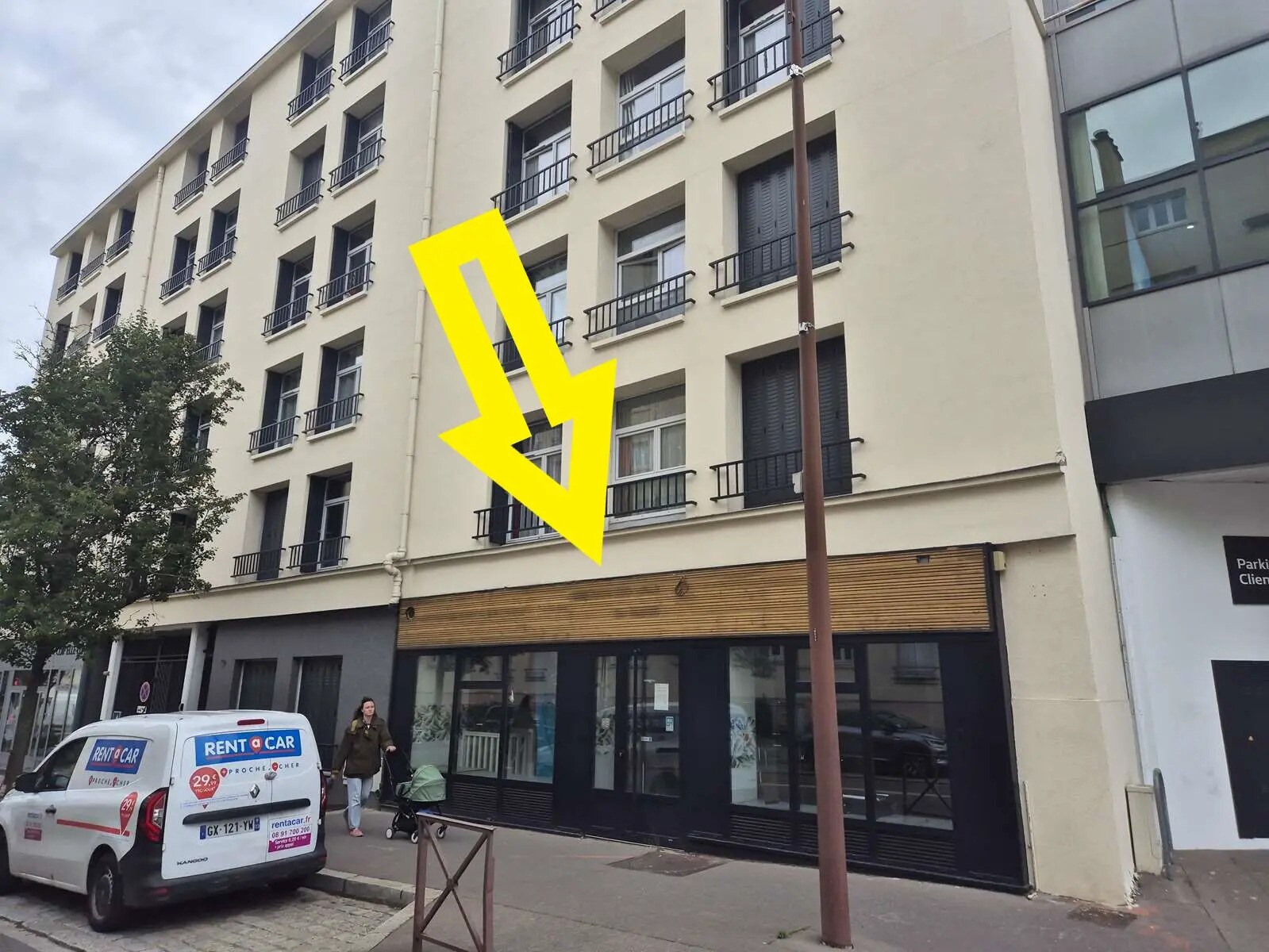 Retail in Versailles for lease Building Photo- Image 1 of 6