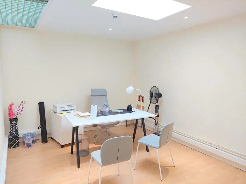 Office in Houilles for lease - Interior Photo - Image 1 of 5